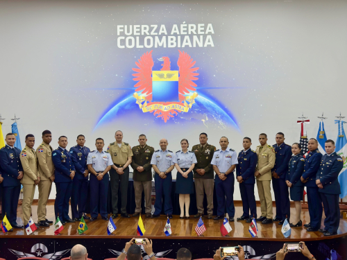 Graduación de pilotos internacionales en Melgar: preparados para volar un helicóptero