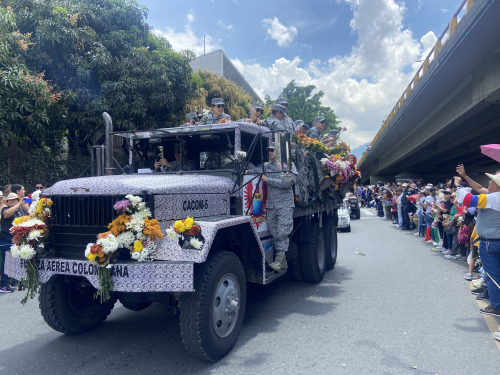 Desfile de Autos Clásicos y Antiguos durante la Feria de las Flores 