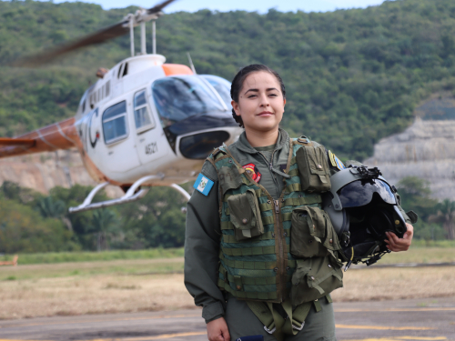 Subteniente de Guatemala alcanza un hito, al formarse como piloto en Colombia