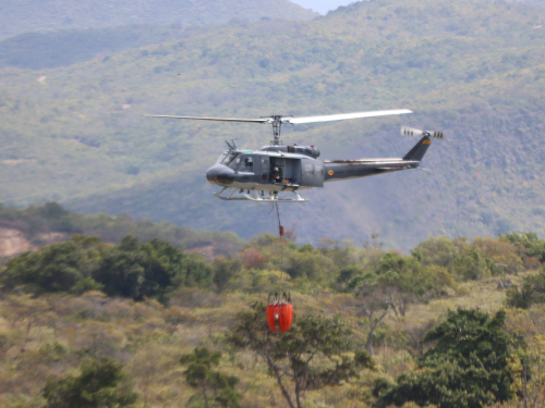 Emergencia en Alpujarra: incendio forestal consume 250 hectáreas, Fuerza Aérea Colombiana apoya extinción