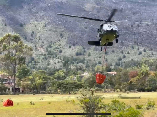 Con sistema Bambi Bucket la Fuerza Aérea Colombiana ataca incendio en Villa de Leyva, Boyacá