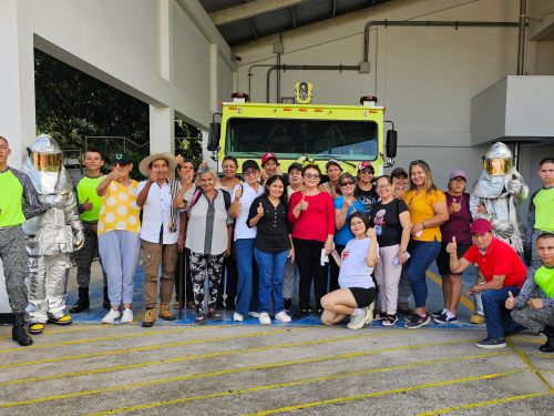 Como pilotos y bomberos aeronáuticos, adultos mayores vivieron experiencia inolvidable