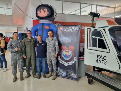 Asistentes a la feria ExpoHuila vivieron la adrenalina de pilotear un helicóptero