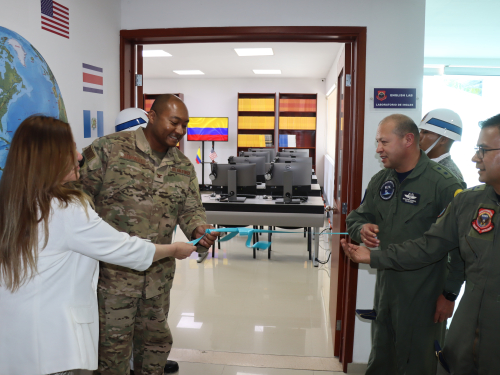 Entrega de aula de inglés fortalecerá los conocimientos de las Tripulaciones de Ala Rotatoria