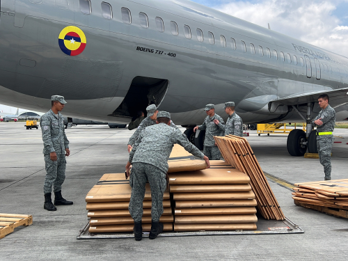 Fuerza Aérea Colombiana envía apoyo a Ecuador para enfrentar incendios forestales