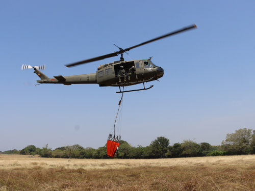 Apoyo aéreo en la lucha contra incendios forestales en el Tolima