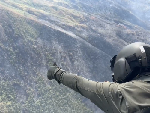 Desde el aire se combate incendio que arrasa con bosques nativos en Yotoco