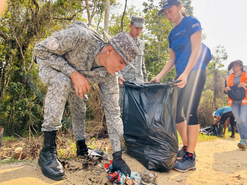 Se realizó jornada de limpieza en el barrio Victoria Regia en Leticia