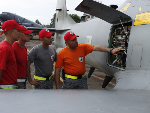 Cadetes y Alumnos de la Fuerza Aérea Colombiana fortalecen su formación académica