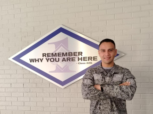 Suboficial colombiano hace historia como el primer hispano destacado en academia estadounidense