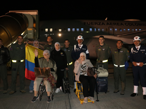 105 connacionales regresan a Colombia desde Beirut, en segundo vuelo humanitario de la FAC