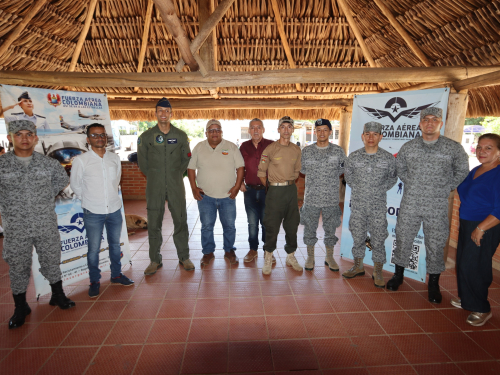 Oferta académica aeronáutica es conocida por comunidad indígena del Meta