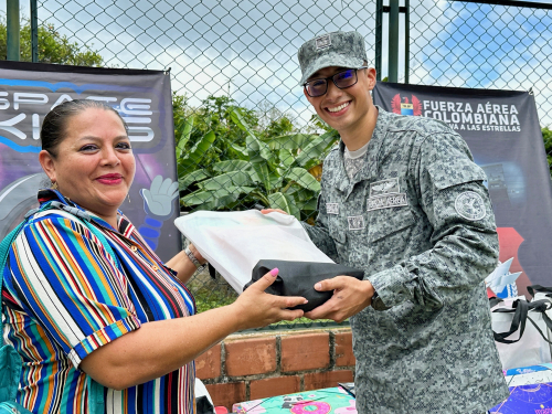 Entrega de kits escolares impulsa la calidad educativa en la zona rural de Melgar