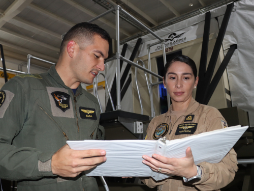 Nuevos instructores de vuelo por instrumentos hacia la excelencia en la aviación militar