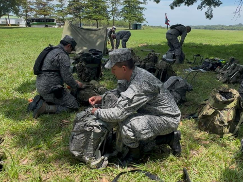 Entrenamiento militar a los futuros Profesionales Oficiales de la Reserva