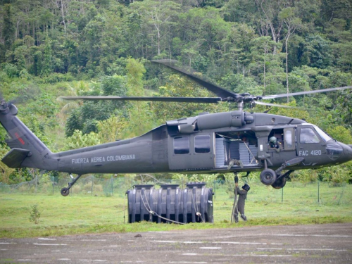 Fuerza Aérea Colombiana transporta elementos vitales para la construcción de alojamiento en Cerro Mecana
