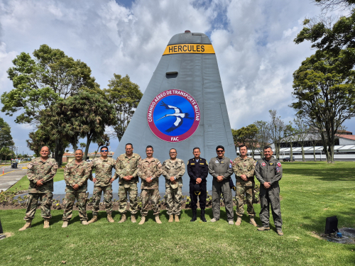 Construcción de lazos que fortalecen las relaciones bilaterales con la Fuerza Aérea del Perú 