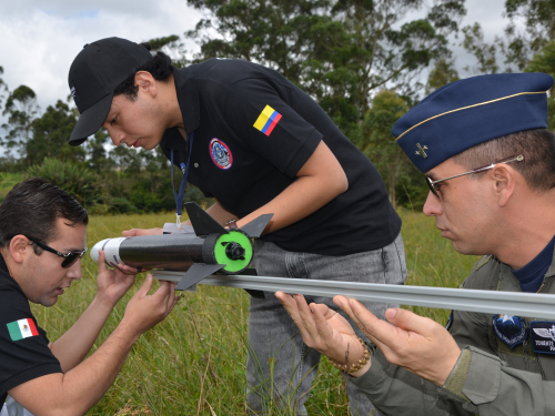 Innovación y ciencia: La Fuerza Aeroespacial Colombiana en el Concurso de Cohetería Deportiva 2024