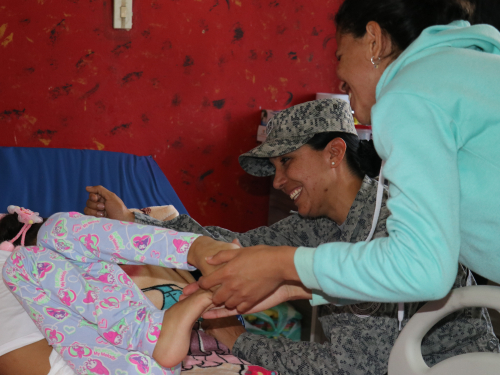 Familia en Bogotá recibe cama Hospitalaria gracias a la Fuerza Aeroespacial Colombiana