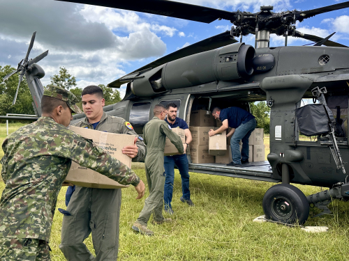 En atención a la emergencia originada por la erupción del volcán Los Aburridos, ocurrido en el corregimiento San José de Mulatos, en Turbo (Antioquia), la Fuerza Aeroespacial Colombiana, FAC, en coordinación con la Gobernación de Antioquia y el Departamento Administrativo de Gestión del Riesgo y Atención de Desastres, Dagran, desplegó una misión humanitaria para asistir a las familias afectadas.   El operativo, realizado con un helicóptero UH-60 Black Hawk que despegó desde el Comando Aéreo de Combate No. 5