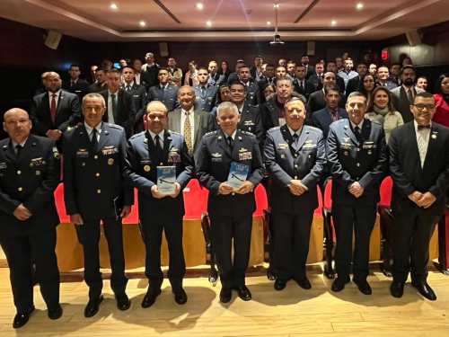 Comando Aéreo de Mantenimiento presenta libro que recopila 100 años de historia