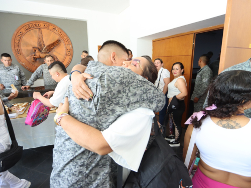 Jóvenes finalizan su servicio militar a los colombianos 
