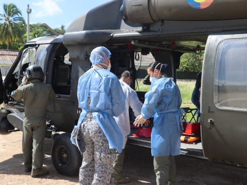 Paciente con síntomas de tuberculosis es trasladado vía aérea en misión humanitaria 