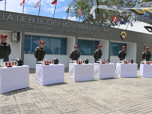 Oficiales de la Fuerza Aérea de Chile avanzan en su formación como pilotos de helicóptero