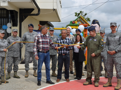 La Fuerza Aeroespacial Colombiana contribuye al desarrollo educativo en Rionegro