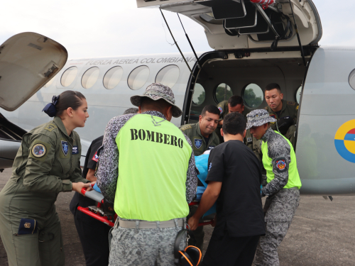 Mujer recibe asistencia médica de la Fuerza Aérea en La Macarena
