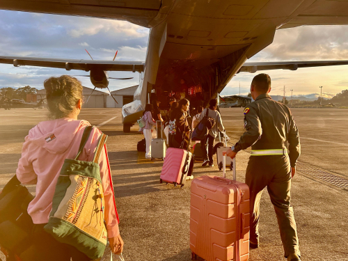 Operación humanitaria: Fuerza Aeroespacial Colombiana traslada a heridos por accidente en Medellín