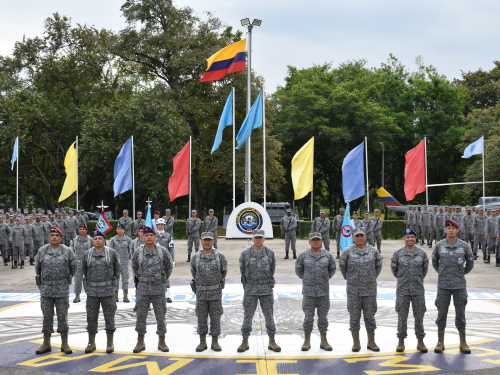 Graduación del primer curso de Soldados Profesionales de su Fuerza Aeroespacial Colombiana