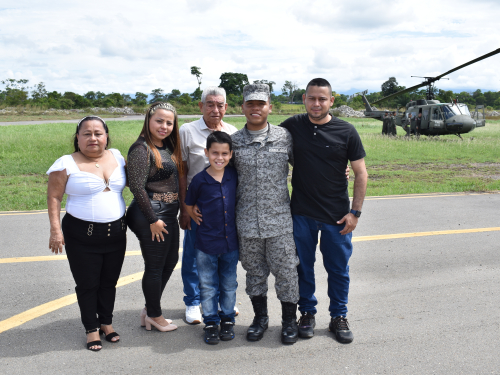 Como reconocimiento a su labor, Soldado vive emotivo reencuentro familiar en Navidad
