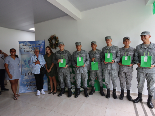 Jóvenes cumplen su servicio militar y regresan orgullosos a casa en navidad 