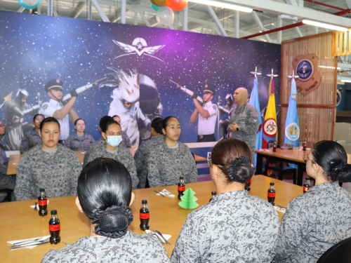 Primeras mujeres que se preparan para prestar el servicio militar en la FAC, celebraron la navidad