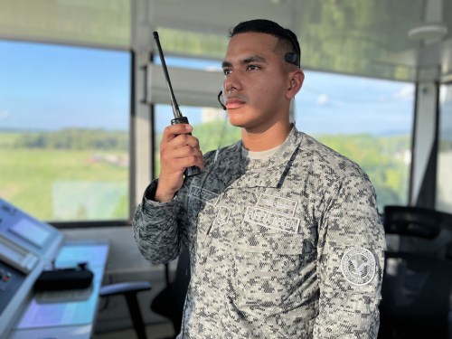 Controladores de tránsito aéreo: guardianes del cielo colombiano