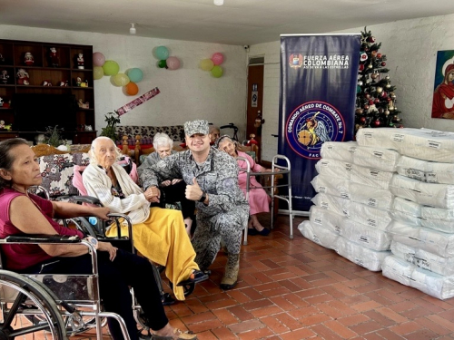Abuelitos de Cali recibieron dotación de pañales en este inicio de año