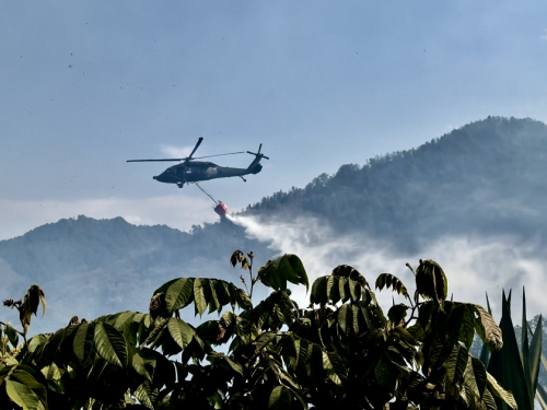 Operación aérea contribuye en la extinción de incendio en Pichindé, Cali