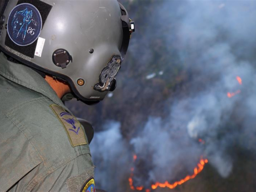 Desde el aire se combate feroz incendio en el Valle del Cauca