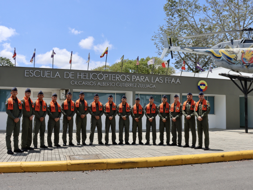 Alféreces reciben sus bufandas y avanzan en su formación como pilotos
