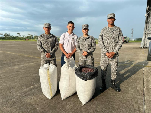 Apoyo aéreo impulsa el desarrollo del sector cacaotero del suroriente colombiano 