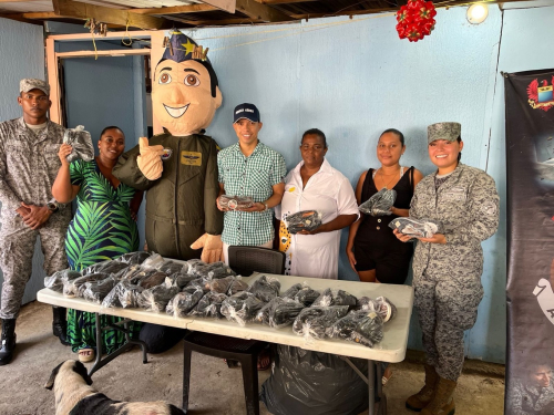 Fuerza Aeroespacial lleva sonrisas a San Andrés entregando zapatos con corazón