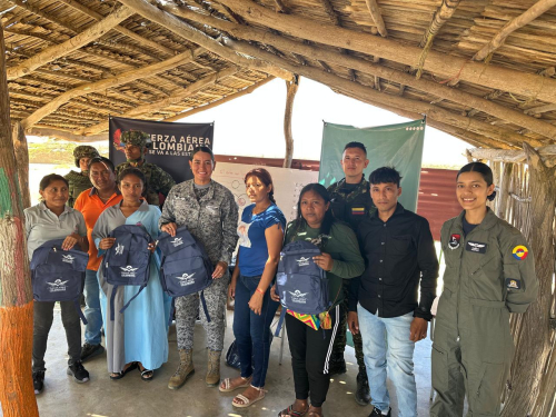 Entrega de útiles escolares a instituciones étnicas en La Guajira