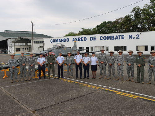 Servicio Aeronaval de Panamá conoce las capacidades Aeroespaciales de Colombia