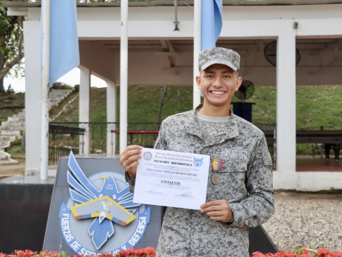 Jóvenes culminan su servicio militar con honores
