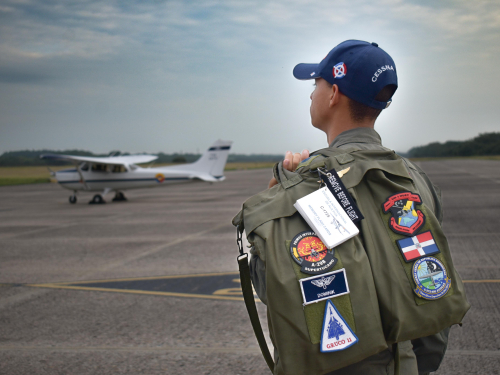 Cadete dominicano vuela solo por primera vez en la Fuerza Aeroespacial Colombiana