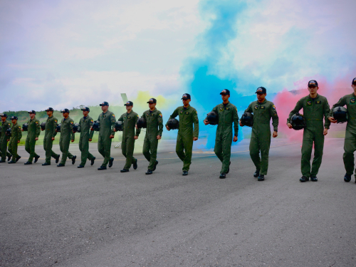 15 alféreces avanzan en su entrenamiento con su primer vuelo solo
