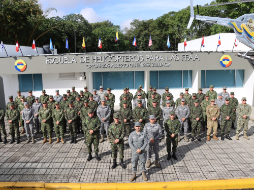 Oficiales en formación fortalecen liderazgo estratégico durante visita a Unidad Aérea