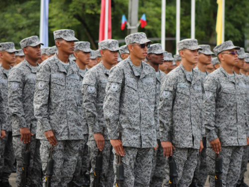 Con orgullo patrio 681 soldados del primer contingente del 2025, realizaron el juramento a la bandera como muestra de entrega absoluta al servicio de la patria, la ceremonia tuvo lugar en el Comando Aéreo de Combate No. 1, CACOM 1, de su Fuerza Aeroespacial Colombiana en Puerto Salgar, Cundinamarca. El acto, presidido por el señor Brigadier General Comandante de esta Unidad, representó un momento trascendental en la formación de los nuevos integrantes del servicio militar voluntario. Durante el acto protoco