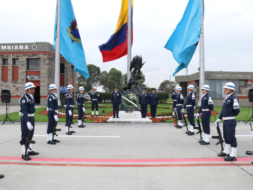 En Bogotá militares de la Fuerza Aeroespacial rinden homenaje a víctimas del conflicto armado interno
